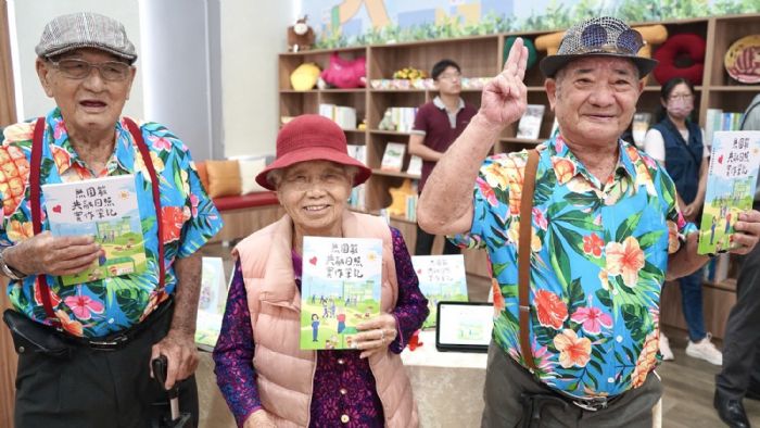 共融無圍籬・幸福不設限!屏東縣府攜手成大出版《無圍籬共融日照實作筆記》以溫暖書寫長輩生活故事 共融無圍籬・幸福不設限!屏東縣府攜手成大出版《無圍籬共融日照實作筆記》以溫暖書寫長輩生活故事